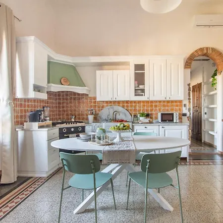 Apartment Castle 2 Bedrooms, 2 Bathrooms Florence